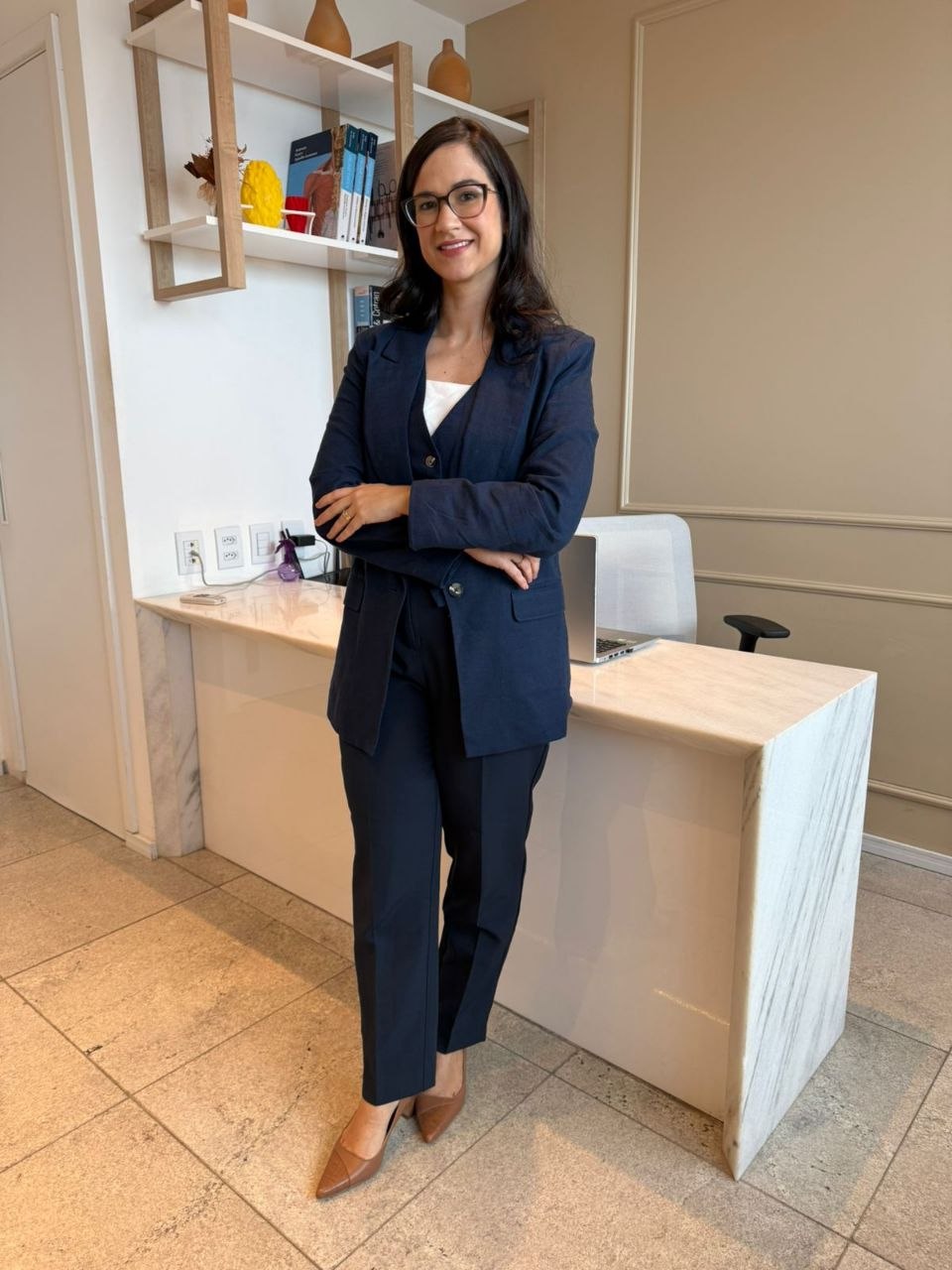 Dra. Carolina Frazão em seu consultório